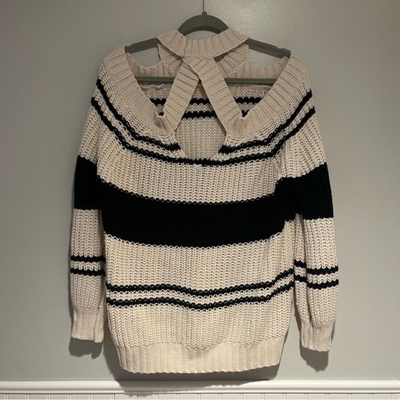 Main Strip Cold Shoulder Oversized Knit Sweater Women’s Size Medium Tunic - Picture 5 of 7